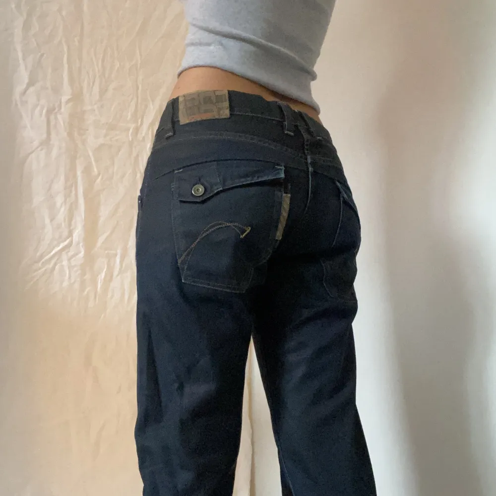 Använd gärna köp nu om du vill köpa/eller skriv till mig privat! Raka lågmidjade jeans köpta secondhand Uppskattade mått:  Midja: cirka 80 Innerbenslängden: cirka 78. Jeans & Byxor.