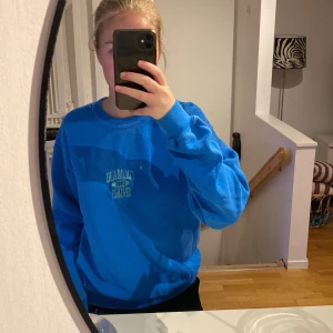 Oversized collegetröja med tryck!!  - Skitcool oversized collegetröja med tryck i en jättefin blå färg! Köparen står för frakten! 