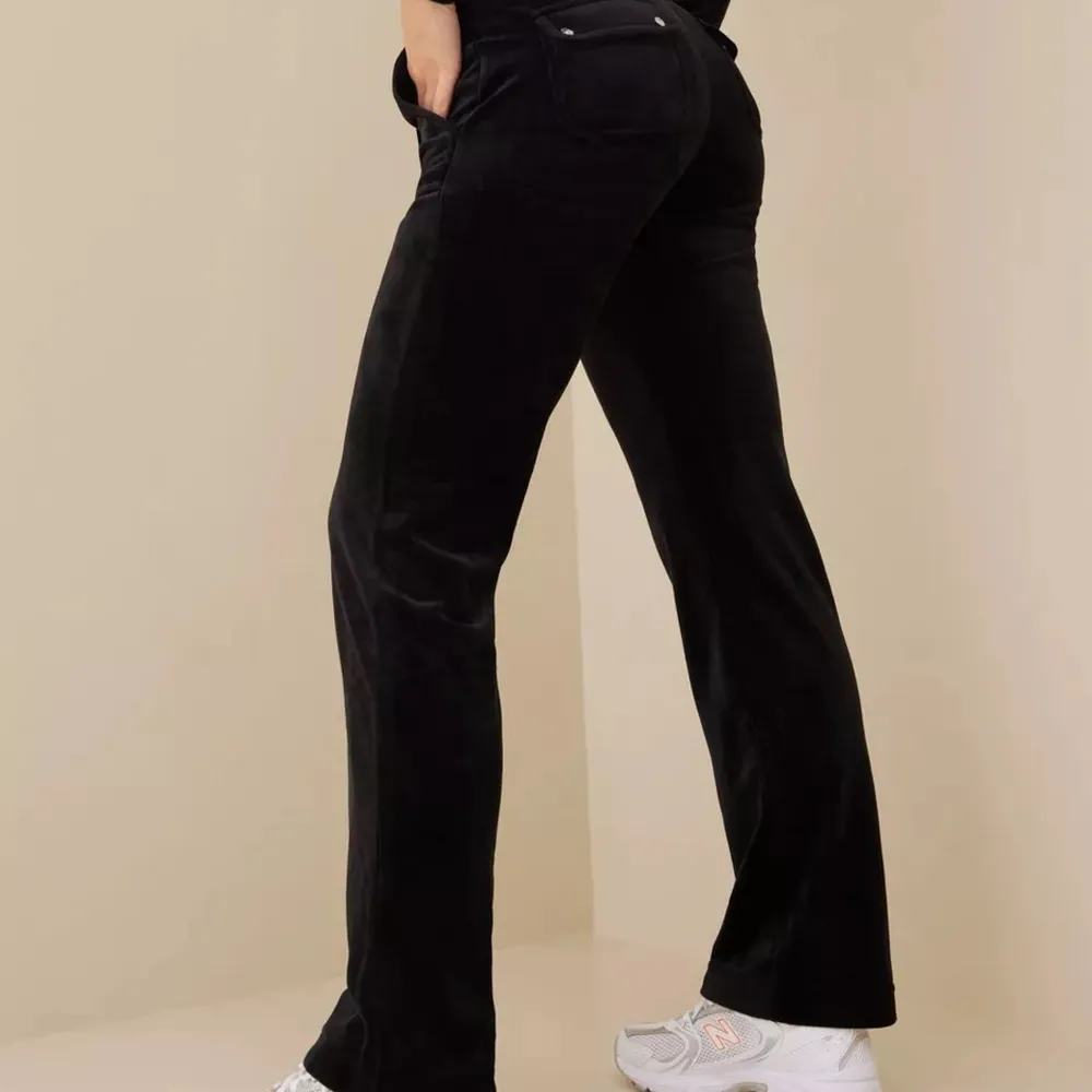Hej söker ett par juicy couture färgen svart eller marinblå storlek XXS. Jag kan tänka mig att betala 200-500!💗. Jeans & Byxor.
