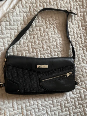 Dior 90s bag. Ikonisk - Finaste väskan från dior! Köpt på Vestiaire collective, så garanterar äkthet