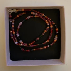 Halsband olika färger på pärorna - Halsband med olika färg på pärlorna. Ganska kort men inte som en choker (tryck inte köp nu utan skriv till mig:))