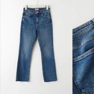 Köpte dessa jeans från GinaTricot, har använt dem få tal gånger. Säljer jeansen pga att dem inte passar mig. Dem är i bra skick!  Köpta för 449kr Säljer för 120kr.