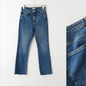 Ylva kick flare - Köpte dessa jeans från GinaTricot, har använt dem få tal gånger. Säljer jeansen pga att dem inte passar mig. Dem är i bra skick!  Köpta för 449kr Säljer för 120kr.