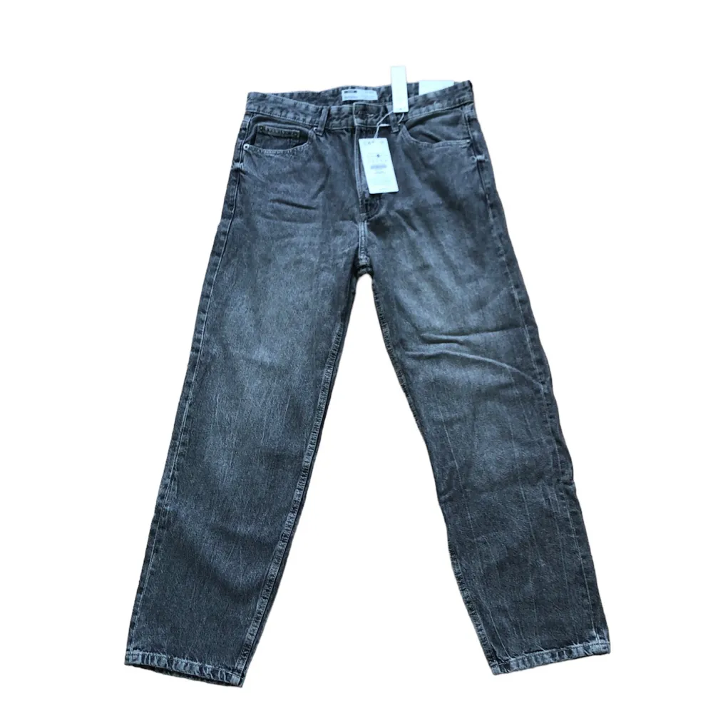 As snygga vida 90-tals jeans från Bershka. Aldrig använda då de inte passade mig. Köpta för 400kr! Köp dom🤨. Jeans & Byxor.