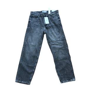 As snygga vida 90-tals jeans från Bershka. Aldrig använda då de inte passade mig. Köpta för 400kr! Köp dom🤨