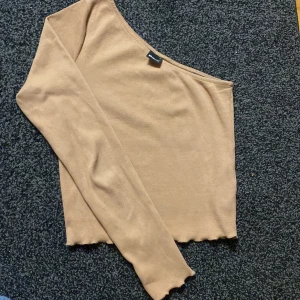 Storlek:s - Säljer den här söta toppen med en arm  från Gina tricot i storlek S. 