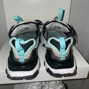 Nike React Vision  - Nike skor, köpte för 1200 jag säljer för 500 eftersom dom är lite smutsiga, jag tvättar av dom innan jag skickar🙂 Skriv för frågor, betalas via swish💗(formen ser lite konstig ut pga min kamera men ni kan söka upp eller skriva om ni vill se formen bättre) 