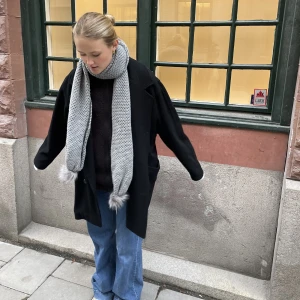 Halsduk  - Superfin second hand halsduk med små söta pälsbollar💗💓Finns att köpa på Collana UF på Instagram. Collana är ett hållbart och unikt UF-företag där du enkelt kan hitta fina sjalar och halsdukar.