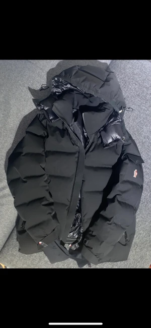moncler grenoble montgetech - Ligger på 18000.  Köpte för exakt ett år sen. Kvitto finns med. Jag har gått ner så den är större än mig nu men annars är den perfekt! Pris kan diskuteras.  