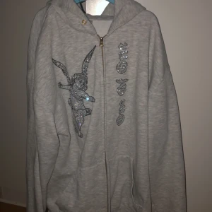 One of One hoodie grå - One of one hoodie, storlek M, passar M och S.  Liten grön färgfläck på höger underarm.  Fler bilder bara fråga.  Släpps billigare om snabb affär. 