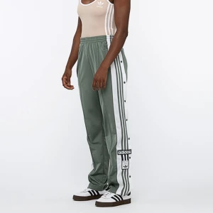 Adidas byxor storlek M - Gröna adidas byxor med knappar storlek M. Jätte fina och i bra skick! Utsålda på hemsida. Köpare står för frakt 🤍