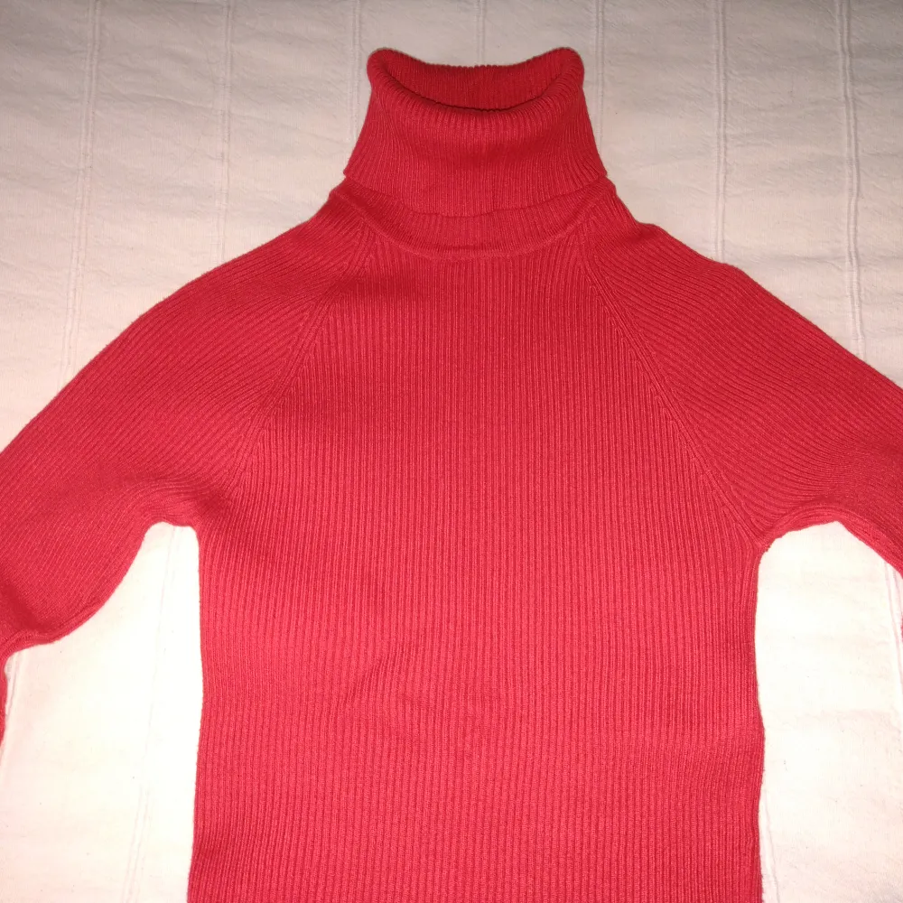 Röd ribbstickad polotröja från Gina tricot. Storlek XS. Väldigt elastisk och sitter skitsnyggt. Sparsamt använd. 70% viskos och 30% polyamid.. Tröjor & Koftor.