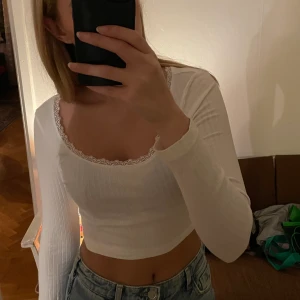 Långärmad tröja - Fin långärmad tröja med spets. Ni betalar för frakten.