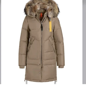 Parajumpers jacka  - Parajumpers vinterjacka i modellen long bear. Använd Norges gånger, fortfarande bra skick. Orginal pris 9999kr 