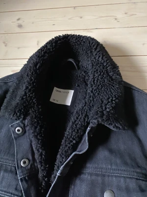 Fleecejeansjacka - Jeansjacka med fleece från ASOS, stänga med knappar, superfin men för liten för mig så säljer nu. nypris 600kr, säljpris 300kr, storlek medium