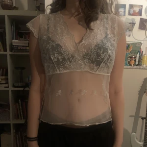 Topp - Blus strlk S. Ganska genomskinlig men söt! 