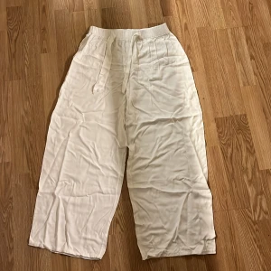 Liknande linnebyxor  - Jätte fina linnebyxor som är för korta för mig som är 170, passar bättre någon som är runt 165 skulle jag säga