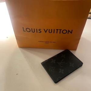 Louise vitton plånbok - INTRESSEKOll!!! intresse koll på min louis vitton plånbok, andvänd sparsamt men har inte kvar äktighetsbeviset därv av priset. Nypris: Ca 3000kr kom privat för fler bilder, frågor osv❤️