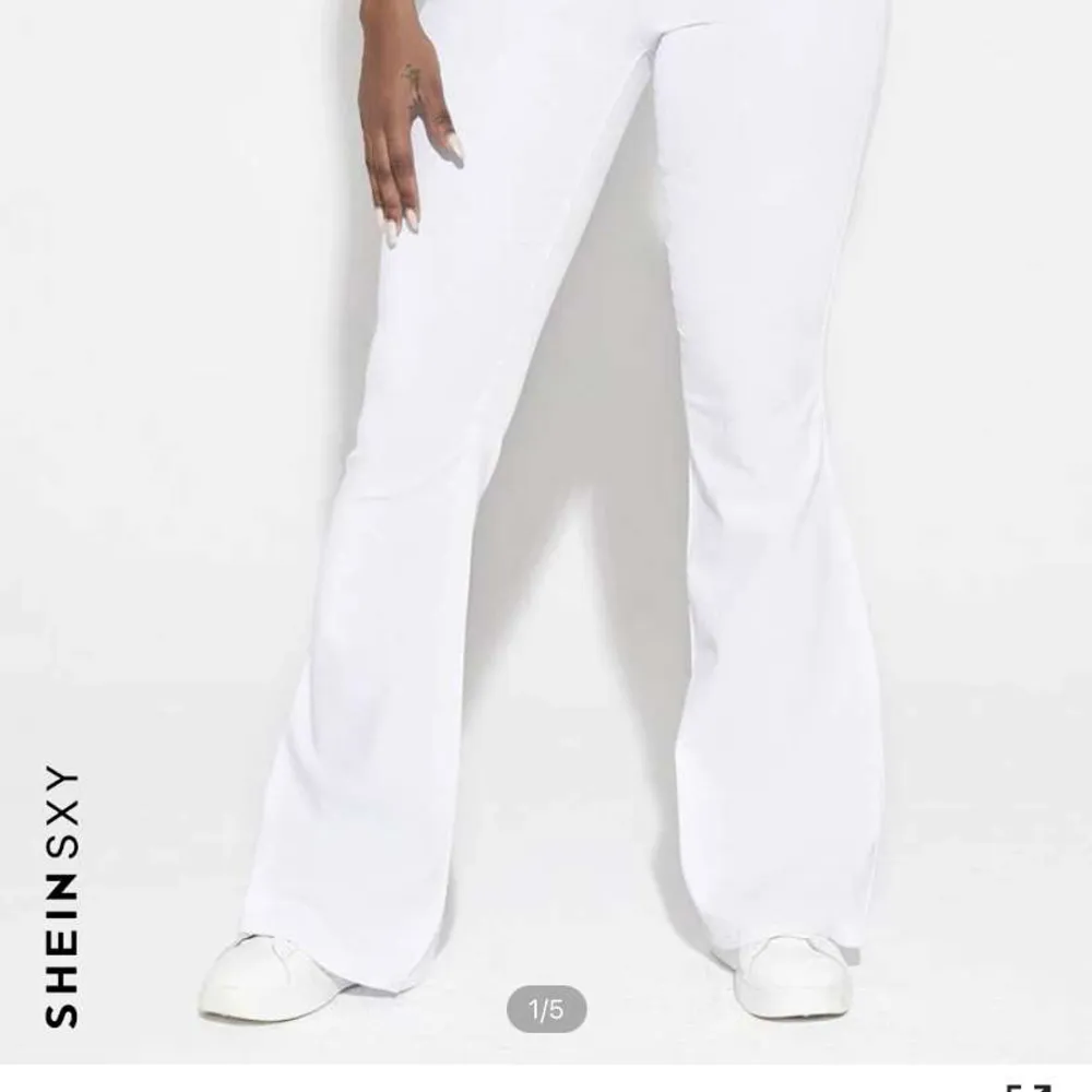Säljer dessa super bekväma vita jeansen. Dem är tighta runt midjan men har en ”bootcut”. Dem är lite tightare på den övre delen vilket gör att baken (rumpan) ”poppar lite ut”🫶🫶den var för kort för mig som är 172 cm med strl M. Passar under 170. Buda🫶🫶🫶🫶🫶🫶. Jeans & Byxor.