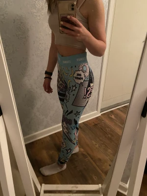 Stronger - Träningtights från stronger, jättefint skick inte mycket använda 