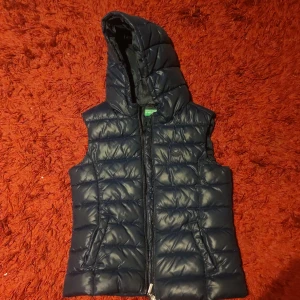 Benetton väst - Säljer min Benetton väst eftersom den inte passar längre. Storlek 150cm mörk blå.