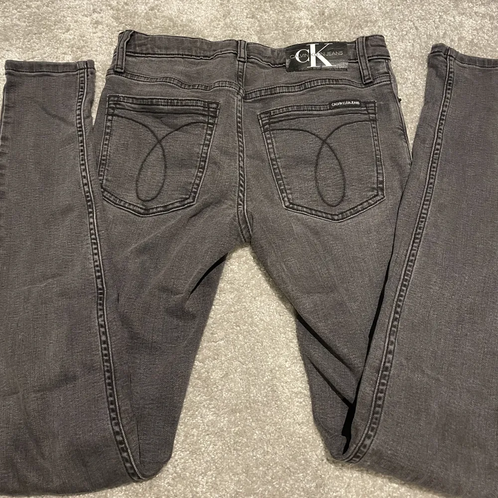 Gråa Calvin Klein jeans (Lågmidjade + skinny I Stl: 16 (kids)  Säljs pgr ej andvänd och för långa i benen. . Jeans & Byxor.