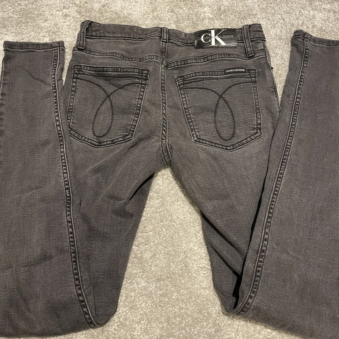 Gråa Calvin Klein jeans (Lågmidjade) - 90