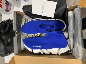 Balenciaga skor - Ett otroligt par fräscha Balenciaga som är helt nya!  Använt endast 1 gång under hela perioden och dem är knappt 1 månad gamla!  Kvitto finns självklart med box och påse.  Färgen är blå och passformen sitter perfekt. Storlek 43  Endast seriösa köpare tack