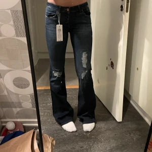 Low waits jeans! - Skit snygga low waist jeans från märket only. Råkade klicka hem två stycken exakt likadana jeans därför säljer jag dessa!  Ny pris på dessa var 659. Nästan slutsålda överallt 