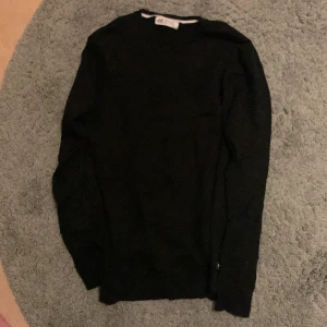 svart tröja - inget märkvärdigt, inga defekter. köpt från h&m