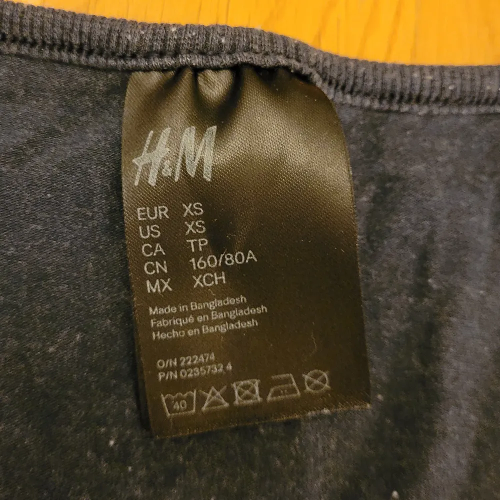 Gulligt pyjamassett som består av en topp och leggings, båda i bra skick. Köpta från H&M, färgen är mörkblå. Kan fraktas, men köparen står för frakten 💕. Jeans & Byxor.