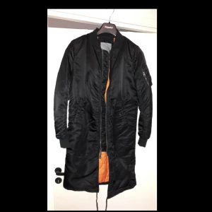 Alpha industriers lång jacka strl xs  - Knappt använd  Strl Xs Nypris 1700 