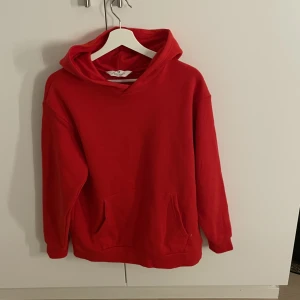 Röd hoodie - Röd hoodie från H&M. Stl 170