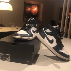 Jordan 1 mid armory navy - Säljer dessa Jordans som jag köpte i Köpenhamn. Nypris på dessa är runt 3000kr på restocks men jag säljer billigare eftersom dom inte passar. På undersidan är det lite nedslipat men det är inget som syns eller känns. Kvitto finns och orginallåda hänger me