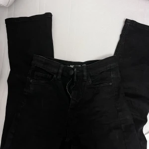 Svarta byxor - Säljer dessa svarta jeans eftersom de är för små vid midjan för mig, använda 1 gång och är i bra skicka, de är i strl 36 och skriv för mer bilder🖤