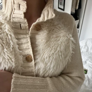 Kofta med päls!  - Säljer denna så fina kofta med päls (fusk) super mysig till vintern❤️‍🔥