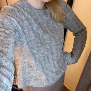 Tjocktröja  - Grå tjocktröja. Lite melerad färg och ribbad. Super fin då den är lite lösare i ärmarna. Storlek S 