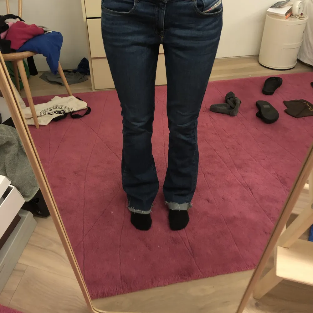 Lågmidjade bootcut jeans från Diesel. Storlek 27/32 men har klippt upp dem 1-2cm. Nästintill oanvända . Jeans & Byxor.