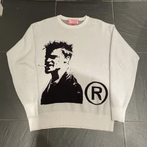 Joy divizn sweatshirt  - Säljer min joy divizn tröja. Fint skick men har blivit lite noprig på ena sedan Lägg ett rimligt bud om priset inte passar. Bara att  fråga om du undrar något😊  Kolla in mina andra annonser!