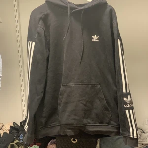 Adidas hoodie - Använder inte denna fina hoodie längre så hoppas någon annan kan få andväning för den! Den är stor i storlek så man kan nog ha dem om man har M/L som jag. 