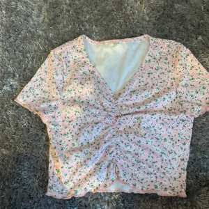 Blommig topp❤️‍🩹❤️ - Säljer min topp från Shein andvänd ca 2-3 gånger och är ganska plastig men väldigt skön i matrialet det är blommor på och är i storlek 158/12-13 år men väldigt liten i storleken för jag har 146-150 och den är för liten för mig väldigt bra stretch👍🏻🫶🏻