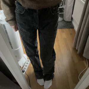 Midrise jeans från zara i storlek 34. Köparen står för frakten, 66 kr spårbar frakt 