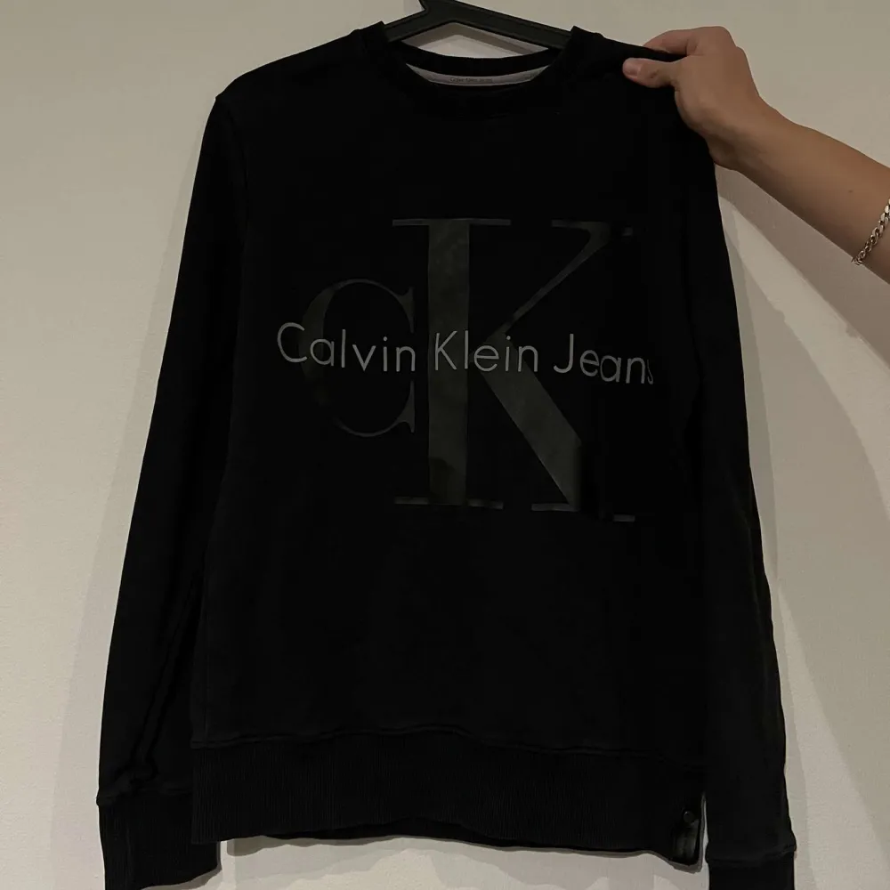 Calvin Klien sweatshirt stl S men passar också M. Väldigt bra skick på tröjan. Nypris runt 1200kr.. Tröjor & Koftor.