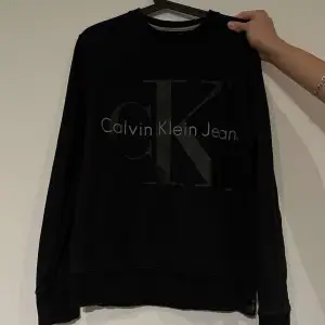 Calvin Klien sweatshirt stl S men passar också M. Väldigt bra skick på tröjan. Nypris runt 1200kr.