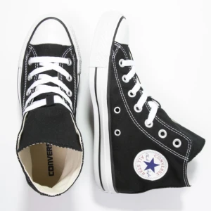 Svarta converse - Säljer svarta converse, chuck taylor all star hi! Använda två gånger och i jätte bra skick, skriv för egna bilder💕