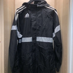 Adidas vindjacka  - Svart adidas vintage jacka med fordring inne. 
