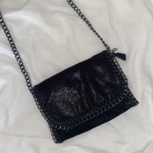 Väska - Säljer min stella mccartney liknande väska!! Bra skick och knappt använd💓