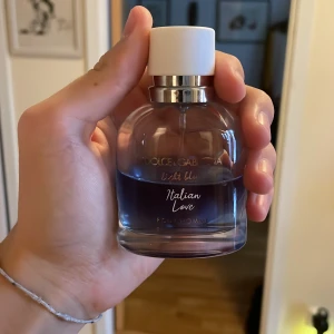 Dolce & Gabbana Italien love - Säljer min parfym. Det är ungefär hälften kvar, ca 25ml. Nypris är ca 700kr och säljer för 275kr