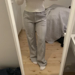 Kostymbyxor - Superfina kostymbyxor från Venderby’s. Använda max 5 ggr. Tyvärr har dom små skador längst ner på benen för att jag gått på dom, inget som skulle synas om dom syddes upp. Jag är 161 cm