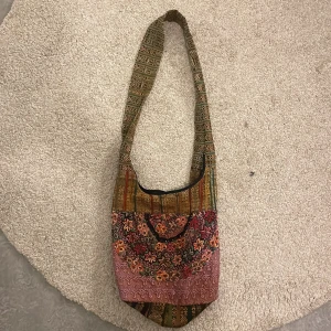 Väska  - Värsta hippieväskan me asnajs mönster på😎